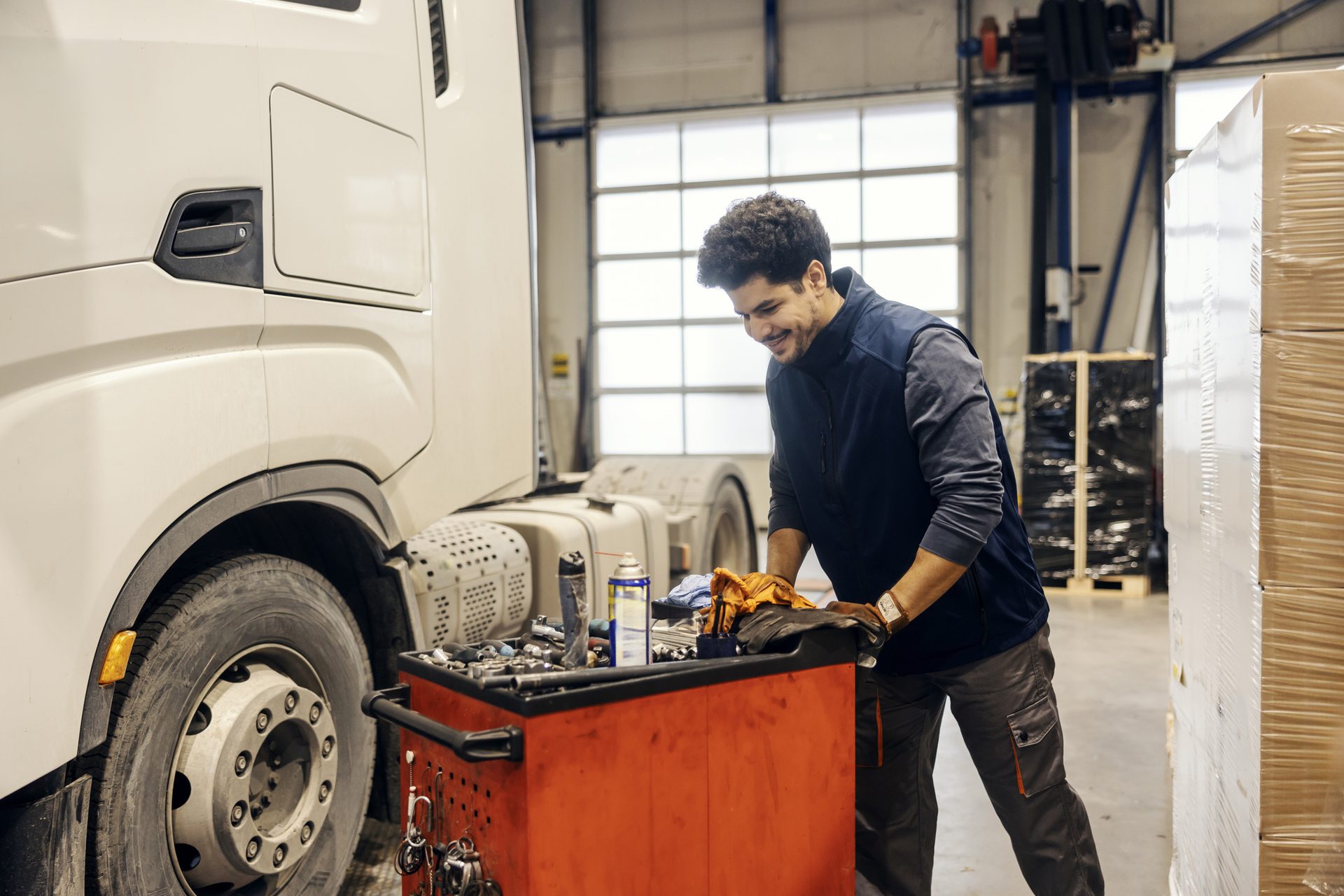 Mécanicien en intervention sous camion grue en atelier