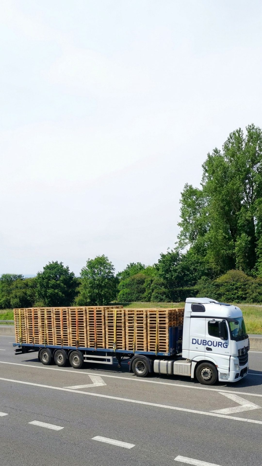 Actros Dubourg chargé de palettes bois sur autoroute, lots complets palettisés